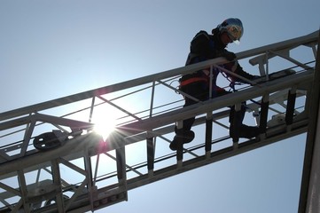 pompier sur la grande échelle