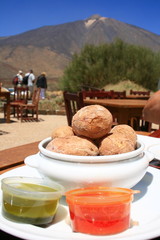 papas arrugas con mojo verde y rojo de canarias