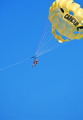 parasailing in cancun