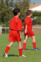 enfants jouant au football
