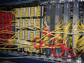 armoire cables réseaux