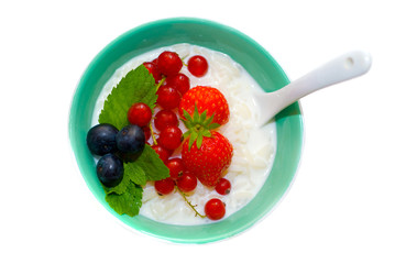Porridge with fruit.