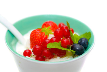 Porridge with fruit.