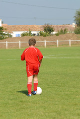 enfant jouant au football