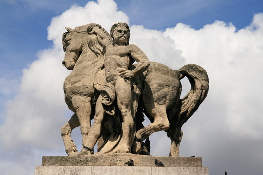Est&aacute;tua parisina
