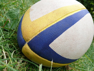 ballons de rugby gros plan dans l'herbe