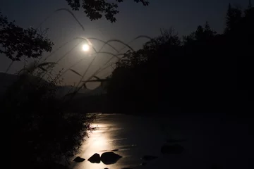 Papier Peint photo Rivière vue de nuit au clair de lune sur la rivière