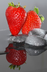 Fragole, acqua e ghiaccio