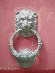 Türklopfer an roter Tür