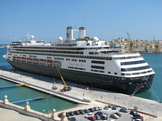 Kreuzfahrtschiff im Hafen