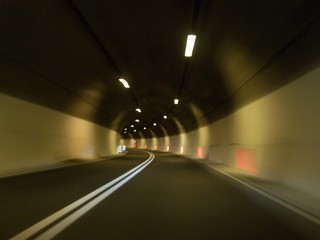 Fototapeta na wymiar krzywa tunelu