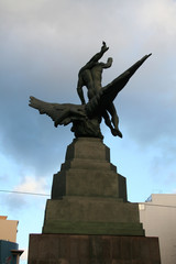escultura del Fenix en Santa Cruz