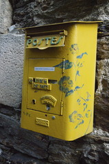 Boîte aux lettres dans un village de l'Ardèche