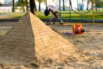 Fototapeta na wymiar Piramida piasku