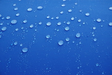 gocce di pioggia su telo blu