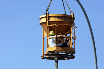 Bauarbeiter gönnt sich eine Pause