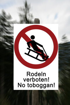 Schlitten fahren verboten Symbol Schild 