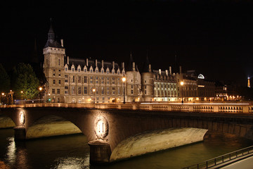 Obraz premium La conciergerie la nuit - Paris