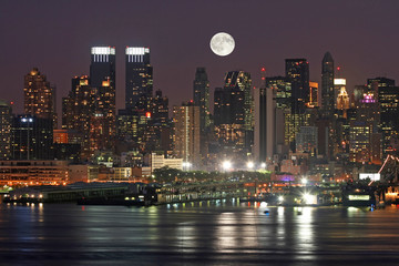 Fototapeta na wymiar Manhattan Mid-town Skyline w nocy