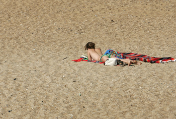 femme entrain de lire sur la plage