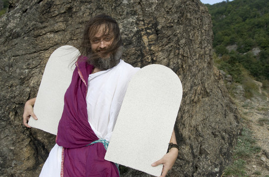 beschwingter Moses mit Steintafeln