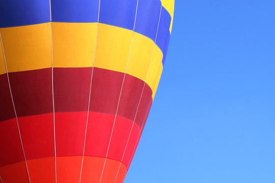 Ballon dirigeable sur fond de ciel bleu