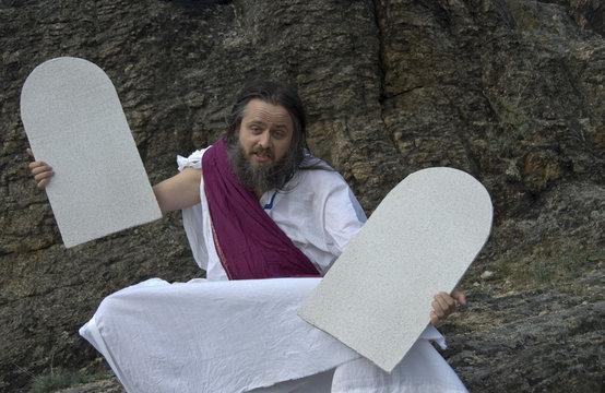 unentschlossener Moses mit Steintafeln