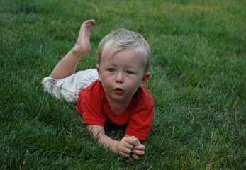 garçon dans l'herbe