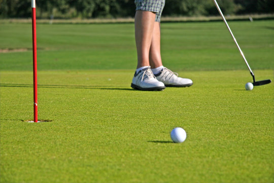 Jeune femme au put sur le green