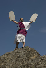 Moses triumphiert mit den Steintafeln der 10 Gebote