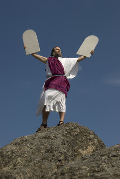 Moses triumphiert mit den Steintafeln der 10 Gebote