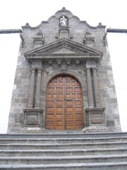 alte geschlossene holztür einer kirche in spanien