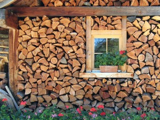 Holz vor der Hütte