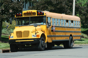 Fototapeta na wymiar ¯ółte Schoolbus