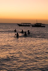 Donne africane pescano al tramonto