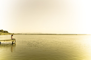 Fototapeta na wymiar Dziewczyna w jeziorze