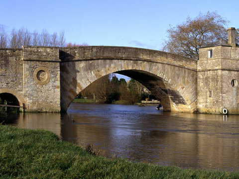 Ha'Penny Bridge on River Thames. Lechlade, Gloucestershire, Engl