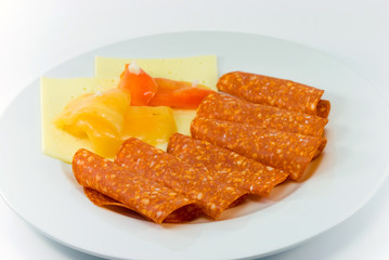 Frühstück mit Paprikawurst,käse und rot -gelber Paprika