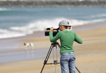 femme entrain de filmer avec une caméra