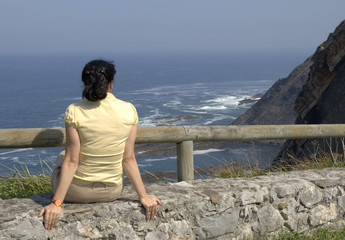 Mujer mirando al mar