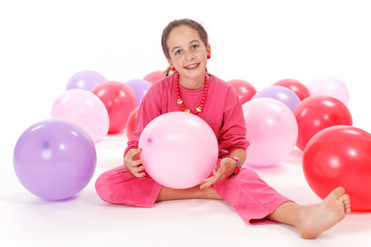 Enfant dans les ballons roses