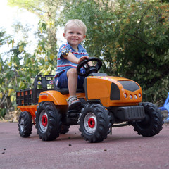 Enfant sur un tracteur (jouet) - 4463089