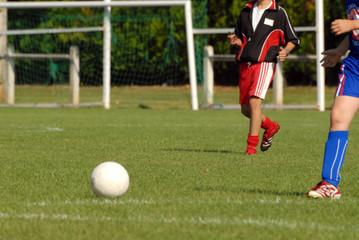 enfants jouant au football
