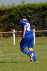 enfant jouant au football