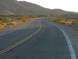 Kurvige Straße durch karge Landschaft