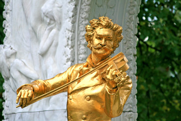 Fototapeta premium The Statue of Johann Strauss in stadtpark in Vienna, Austria