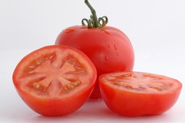 tomate con gotas de agua