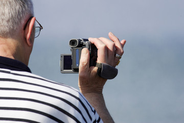 homme entrain de filmer