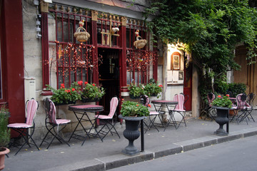 Terrasse d'un café restaurant Parisien