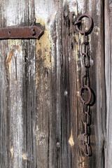 Tür mit Kette